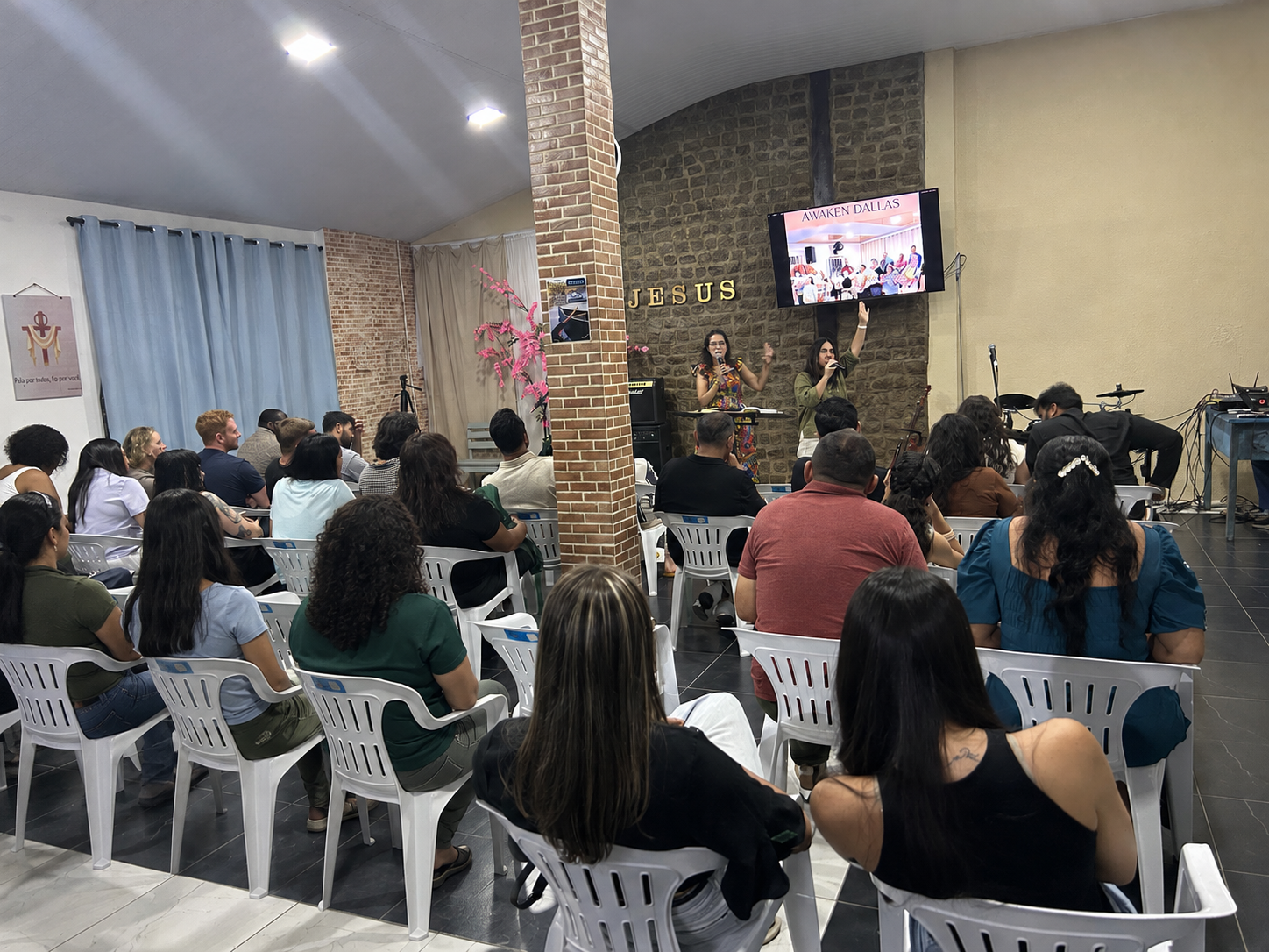 Congregação durante o culto; imagem editada com inclusão de pessoas nas cadeiras